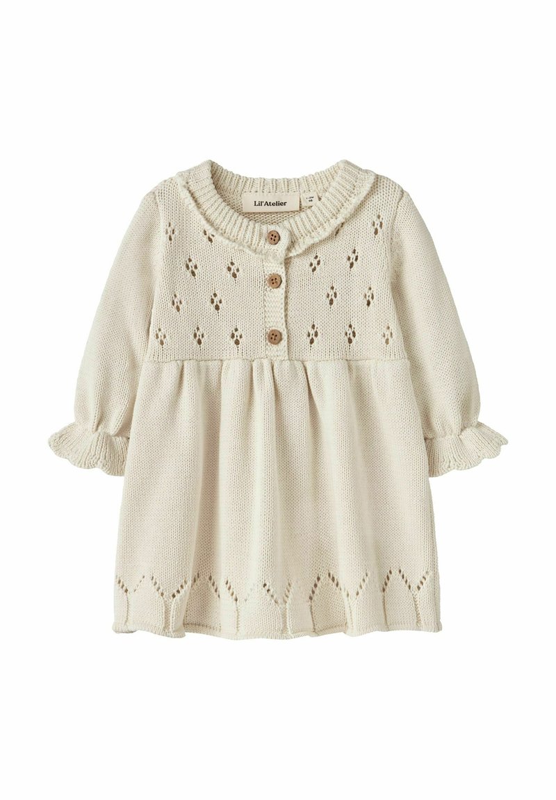 Robe bébé en maille crème avec manches longues, manches à volants, boutons en bois et motifs ajourés décoratifs sur la poitrine et l'ourlet.