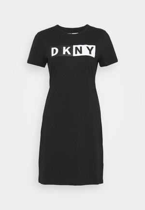Czarna sukienka z krótkim rękawem, okrągłym dekoltem i logo DKNY w białych literach blokowych na wysokości piersi.