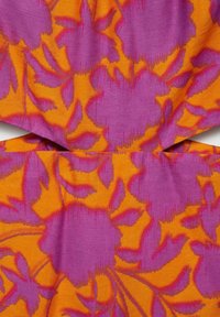 Multikleurige stof met een bloempatroon in levendige tinten van roze en oranje, met een gladde textuur en een vloeiende uitstraling.