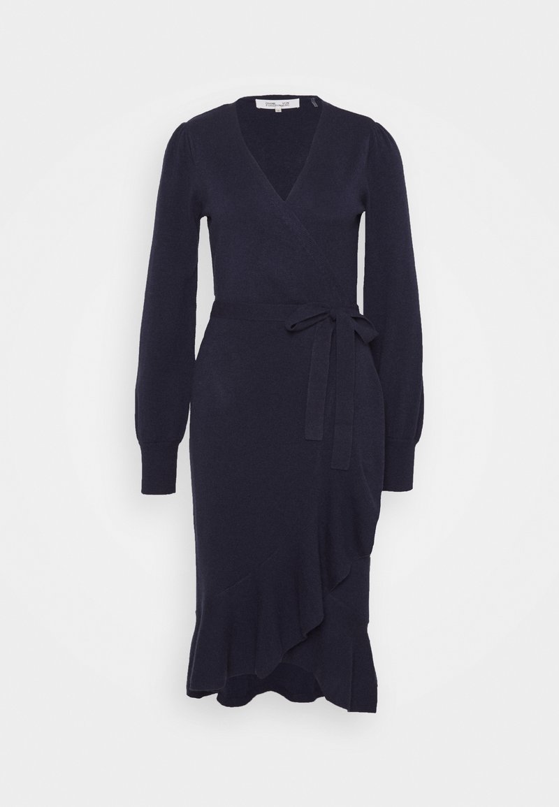 Robe portefeuille en maille bleu marine à manches longues avec décolleté en V, ceinture à la taille et ourlet asymétrique à volants.
