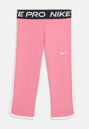 Leggings deportivos Nike Pro en color rosa con cintura negra que muestra el texto "NIKE PRO" y rayas laterales blancas junto con el logo en el muslo.