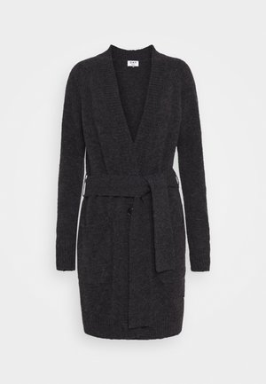 Cárdigan largo de punto en gris oscuro con bolsillos delanteros y cinturón de tela anudado a la cintura, exhibido sobre un fondo blanco.