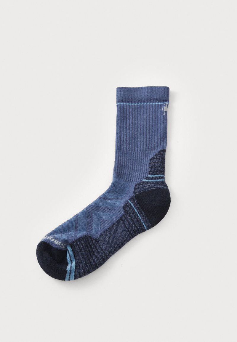 Blå och marinblå strumpa med ribbat mönster, geometriska mönster och förstärkt tå. Har en vadderad häl för komfort och hållbarhet.