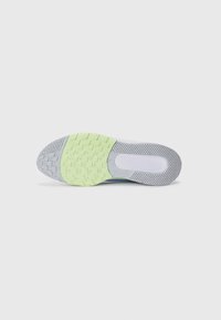 Semelle de chaussure avec un motif de traction gris et vert fluo, section médiane blanche, conçue pour l'adhérence et la durabilité sur des surfaces planes.