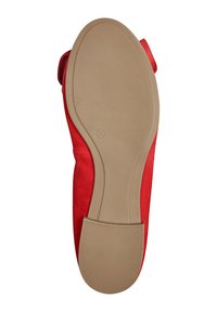 Zapato de tela roja con un exterior suave, suela beige plana y una marca de tamaño interior de 37. Sin ninguna herrajes ni patrones visibles.