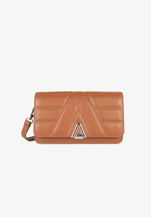 Clutch in pelle marrone con motivi triangolari cuciti, accentuato da hardware triangolare metallico e tracolla rimovibile.