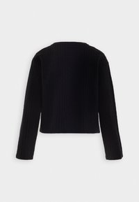 Svart strikket genser med et teksturert kabelmønster, kort design og lange ermer. Enkel rund hals.