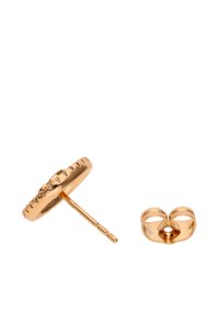 Kultasävyiset nappikorvakorut, joissa on pyöreä, teksturoidulla yksityiskohdalla koristeltu levy, sekä erillinen korvarengas kaarevalla muotoilulla.