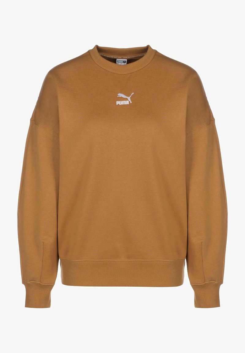 Brun genser laget av mykt stoff, med rund hals, senkede skuldre og en hvit Puma-logo på brystet. Glatt tekstur.