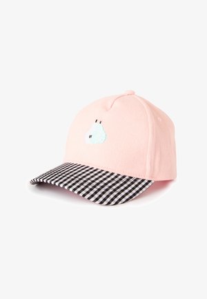 Gorra de béisbol rosa claro con una pequeña pera bordada en el frente y visera a cuadros en blanco y negro, sobre un fondo blanco.