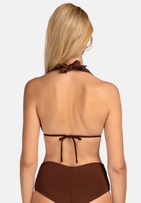 Brązowy stanik bikini z wiązaniem na szyi oraz dopasowanym, wysokim dolnym kawałkiem, wykonanym z gładkiego materiału i charakteryzującym się minimalistycznym stylem.