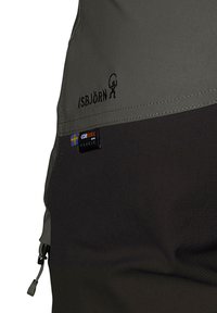 Mørkegrå og sort udendørsjakke lavet af CORDURA® stof, med et broderet logo og en lynlåslomme for optimal funktionalitet.