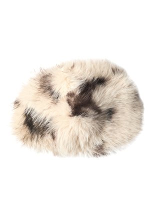 Chapeau rond en fourrure beige et marron duveteux avec une texture douce et dense et des taches claires et foncées mélangées sur fond blanc.