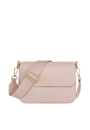 Prostokątna, jasnoróżowa torba na ramię z złotymi okuciami, regulowanym szerokim paskiem materiałowym oraz przednią klapką z logo marki.