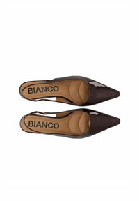 Pruunist patendinahast slingback kontsad, terava toe ja pehmendusega sisetallaga, millel on "BIANCO" bränding jalapealsel. Sile, läikiv viimistlus.