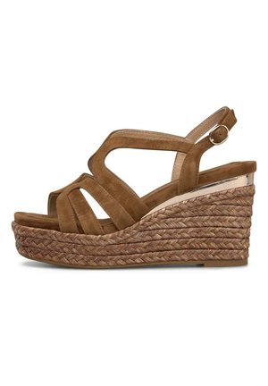 Brązowy sandał na klinie z zamszu, z plecioną podeszwą z juty i regulowanym paskiem wokół kostki z srebrną klamrą, widok z boku na białym tle.