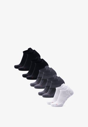 Set med sju ankelsockar i solid svart, mörkgrå och vit med röda accenter, tillverkade av en bomullsmix, med ribbad manschettdesign.