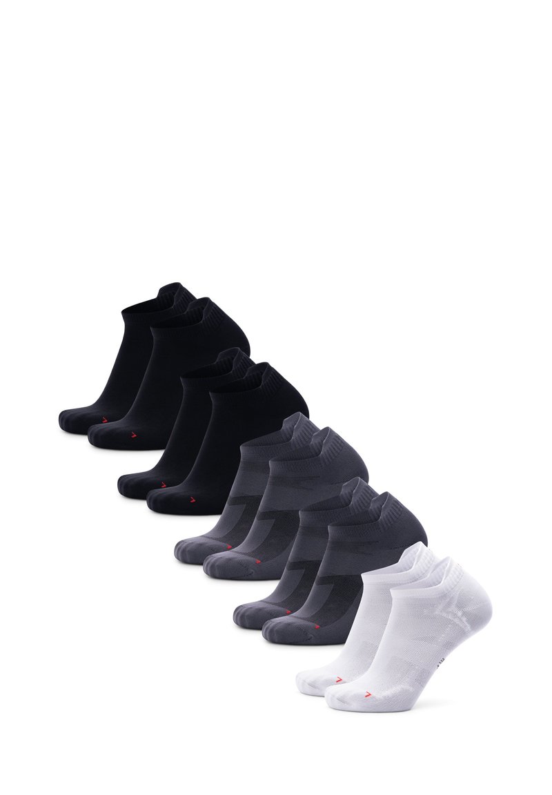 Conjunto de siete calcetines tobilleros en colores negro sólido, gris oscuro y blanco con acentos rojos, fabricados en una mezcla de algodón y con un diseño de puño acanalado.