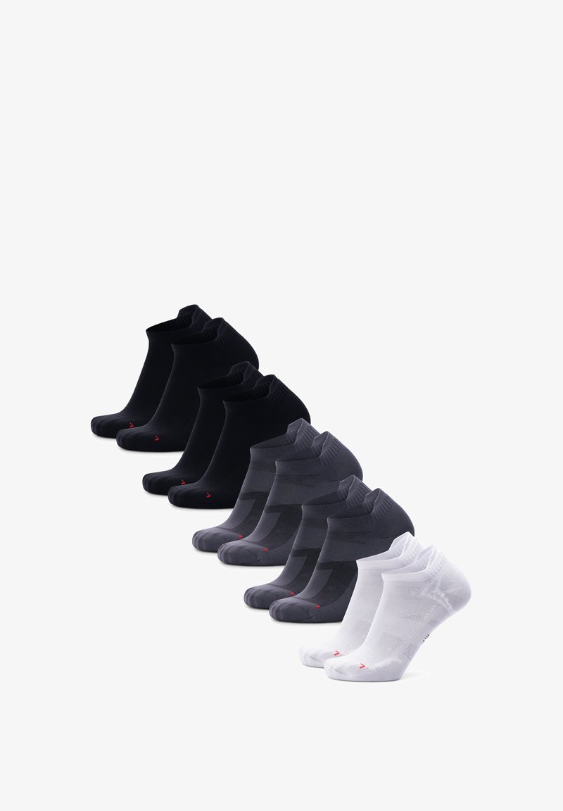 Conjunto de siete calcetines tobilleros en colores negro sólido, gris oscuro y blanco con acentos rojos, fabricados en una mezcla de algodón y con un diseño de puño acanalado.