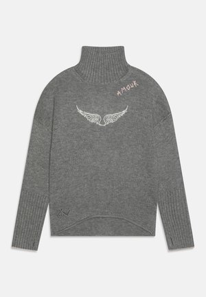 Grijze trui met een hoge hals, gebreide textuur, vleugelborduursel op de borst, en "AMOUR" in roze geborduurd op de schouder.