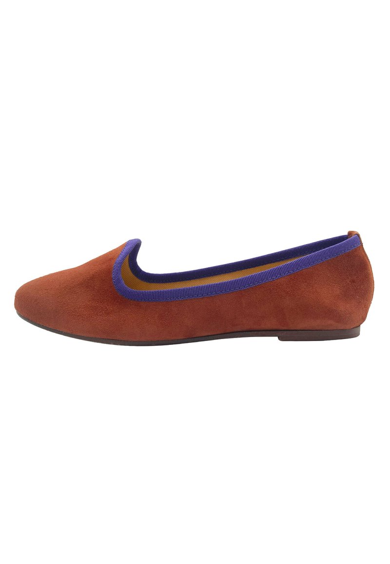 Chaussure plate en daim marron avec un bout rond, ornée d'un bord violet le long de l'ouverture et d'une semelle noire basse. Texture lisse.