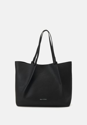 Borsa tote in pelle nera con texture, dotata di doppi manici a spalla e piccolo logo bianco "Marc O'Polo" centrato vicino al fondo.