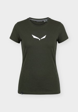 Tricou verde închis, mulat, cu mâneci scurte, cu un mic logo alb unghiular centrat pe piept și o etichetă mică cu logo pe tiv.