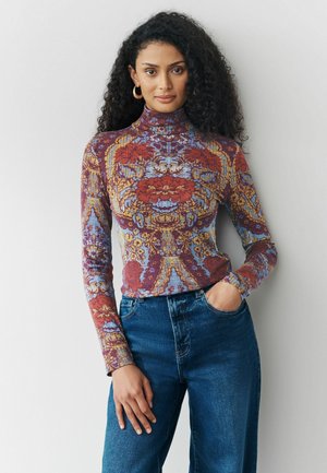 Langärmliges Oberteil mit hohem Kragen, das mit einem bunten Blumenmuster in Rot, Blau und Gold gestaltet ist, aus einem strukturierten, dehnbaren Stoff gefertigt.