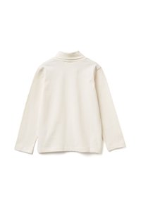 Dlouhý rukáv pulovr v krémové bavlně. Má vysoký límec a volný střih. Hladký materiál bez viditelných vzorů nebo prvků.