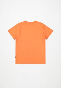 Camiseta de manga corta de color naranja brillante, plana y mostrando la parte trasera sobre un fondo blanco.