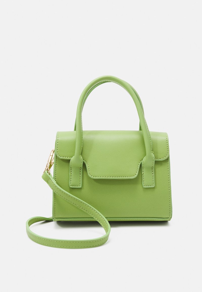 Vihreä synteettinen käsilaukku, jossa on rakennettu muotoilu, yläkahvat ja irrotettava olkahihna. Varustettu läppäkilvellä ja minimaalisen ompelun yksityiskohdilla.