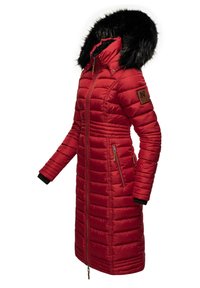 Cappotto lungo rosso imbottito con cappuccio in pelliccia sintetica nera, tasche con zip, polsini a costine e un design trapuntato per l'isolamento. Presenta un patch sulla spalla.