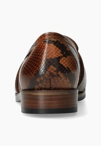 Chaussures en cuir marron avec une texture en peau de serpent, bout arrondi, petit talon et une finition lisse et brillante avec des accents foncés.