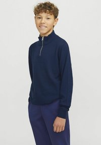 Sweat-shirt zippé bleu marine avec un col montant, des poignets côtelés et une fermeture éclair de longueur moyenne.Texture douce, design ajusté, adapté pour le superposition.