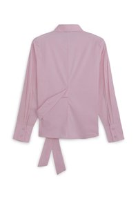 La camicia rosa a maniche lunghe presenta un colletto, maniche plissettate e un dettaglio con nodo sulla schiena per una vestibilità regolabile. Tessuto con una texture liscia.