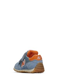 Modré semišové tenisky s síťovými panely, oranžovými akcenty a bílým logem. Mají gumovou podrážku s texturovaným gripem. Zadní pohled.