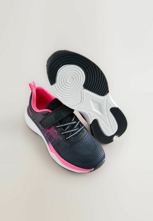 Czarne buty sportowe z różowymi akcentami, teksturowana siateczka u góry, rzep oraz wzorzysty biało-czarny bieżnik.