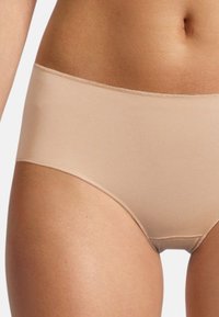 Beige, hochgeschnittene Unterwäsche aus glattem, dehnbarem Material. Verfügt über saubere Kanten und minimale Nähte für einen nahtlosen Look.