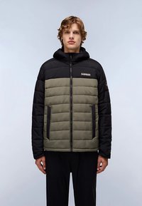 Gewatteerd jack met een zwarte bovenkant en een olijfgroene romp, voorzien van een ritssluiting, twee zijzakken en een capuchon. Gestructureerde stof met horizontale naden.