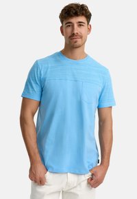 Hellblaues T-Shirt mit kurzen Ärmeln aus weichem Stoff, mit einem horizontalen, strukturierten Einsatz, rundem Ausschnitt und einer kleinen Brusttasche.