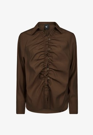 Blouse marron à manches longues avec un col pointu et une patte de boutonnage centrale froncée sur le devant.