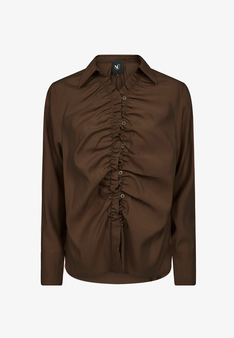 Blouse marron à manches longues avec un col pointu et une patte de boutonnage centrale froncée sur le devant.
