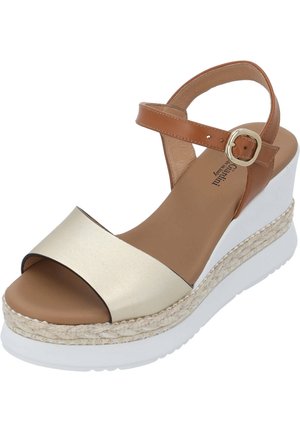 Sandales plateforme beige et taupe avec une large sangle métallique, une sangle de cheville ajustable avec une boucle dorée, et un accent en jute tissé le long de la semelle.