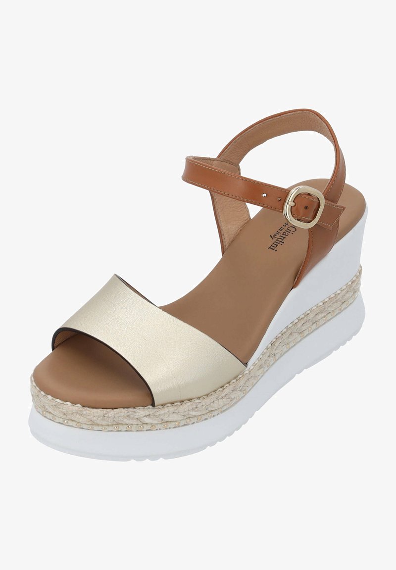 Sandales plateforme beige et taupe avec une large sangle métallique, une sangle de cheville ajustable avec une boucle dorée, et un accent en jute tissé le long de la semelle.