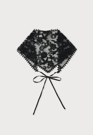 Col en dentelle noire à motifs floraux, bords festonnés et fin ruban à nouer sur le devant, présenté sur fond blanc uni.