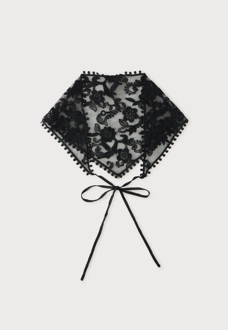 Col en dentelle noire à motifs floraux, bords festonnés et fin ruban à nouer sur le devant, présenté sur fond blanc uni.