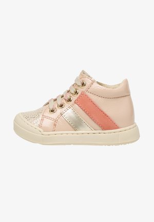 Scarpa da bambino alta con tomaia rosa lucida, lacci beige, strisce laterali corallo e argento metallizzato e suola beige testurizzata.