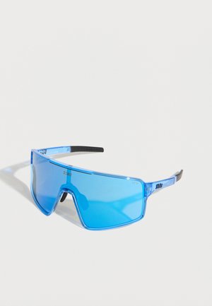 Μπλε αθλητικά γυαλιά ηλίου τύπου wraparound με μαύρα άκρα στα βραχίονες και έναν ενιαίο συνεχόμενο φακό μπροστά.