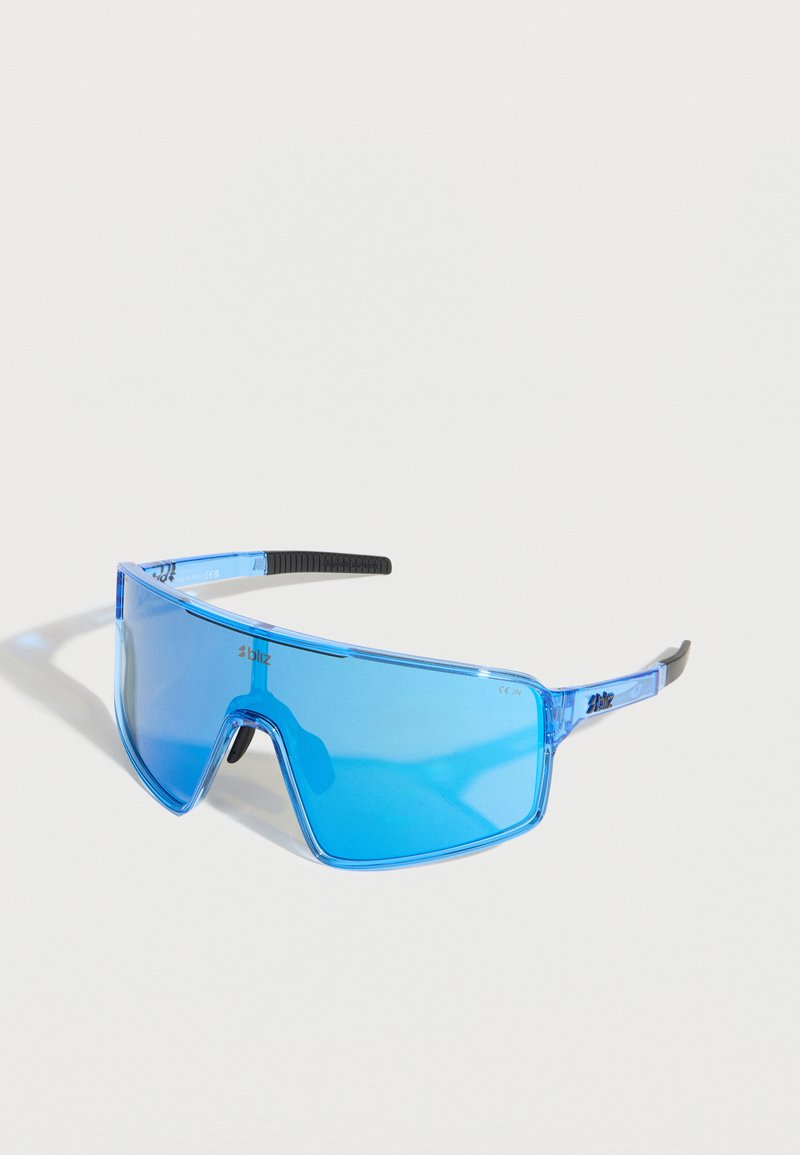 Μπλε αθλητικά γυαλιά ηλίου τύπου wraparound με μαύρα άκρα στα βραχίονες και έναν ενιαίο συνεχόμενο φακό μπροστά.