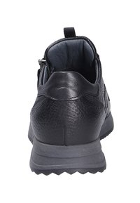 Scarpa atletica in pelle nera con finitura texturizzata, collo imbottito e suola in gomma con motivo a zigzag; chiusura con zip sul retro.
